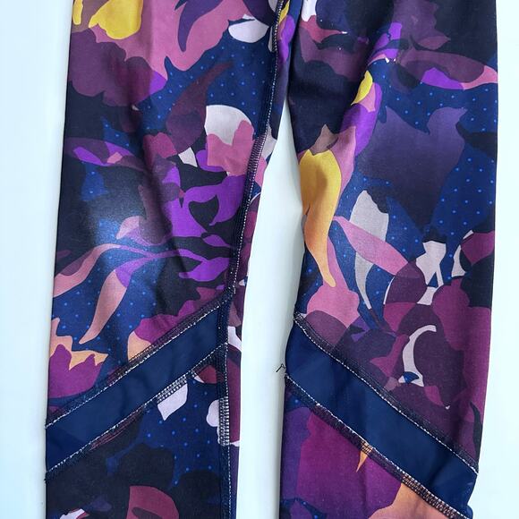 Old Navy Mid-Rise Go-Dry Camo Mesh-Trim
Leggings - Picture 4 of 5